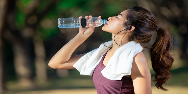 Uống nhiều nước, đặc biệt là nước lọc là biện pháp chữa bệnh sỏi thận